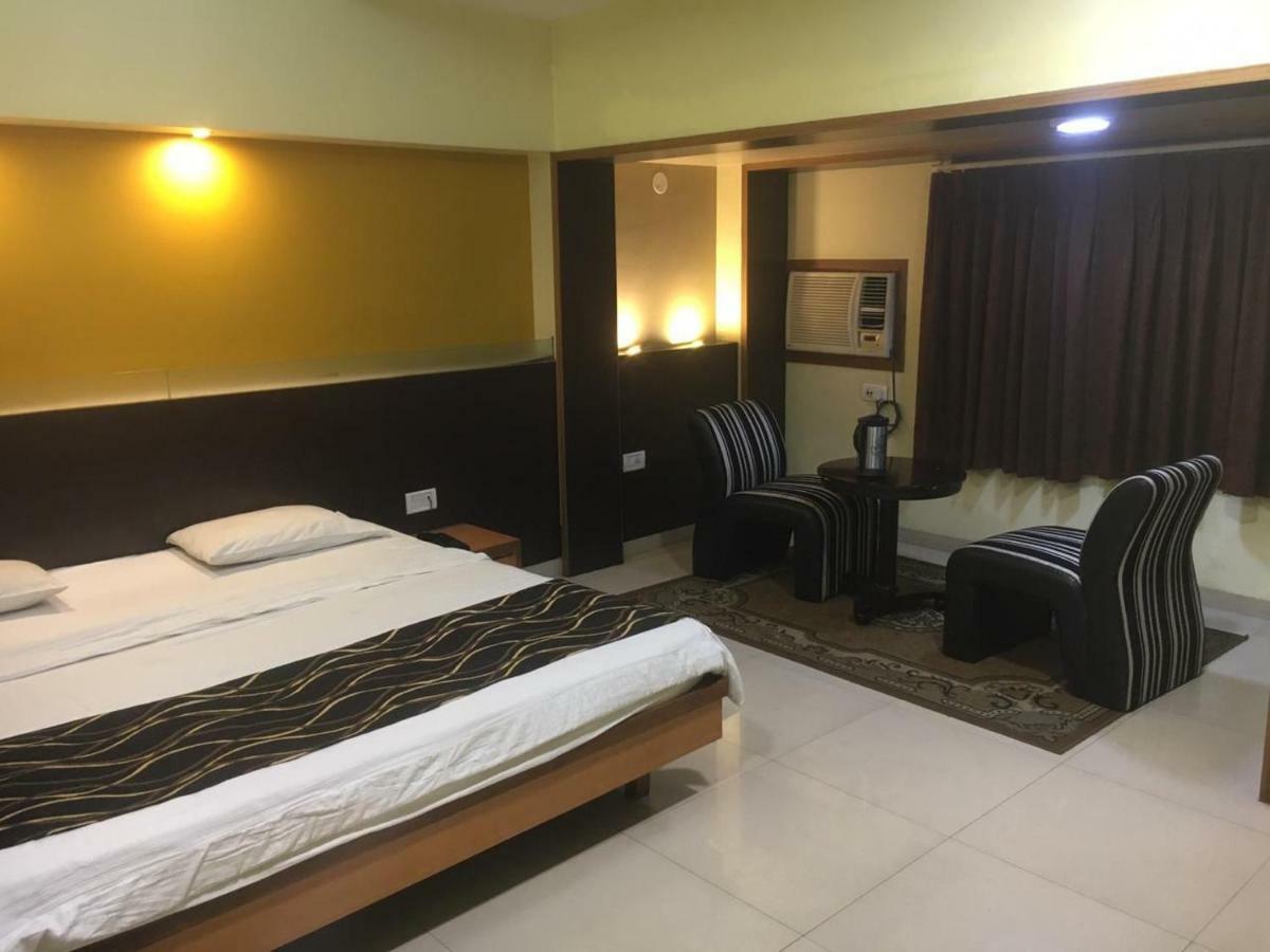 Hotel Poonam Rāipur Exterior foto